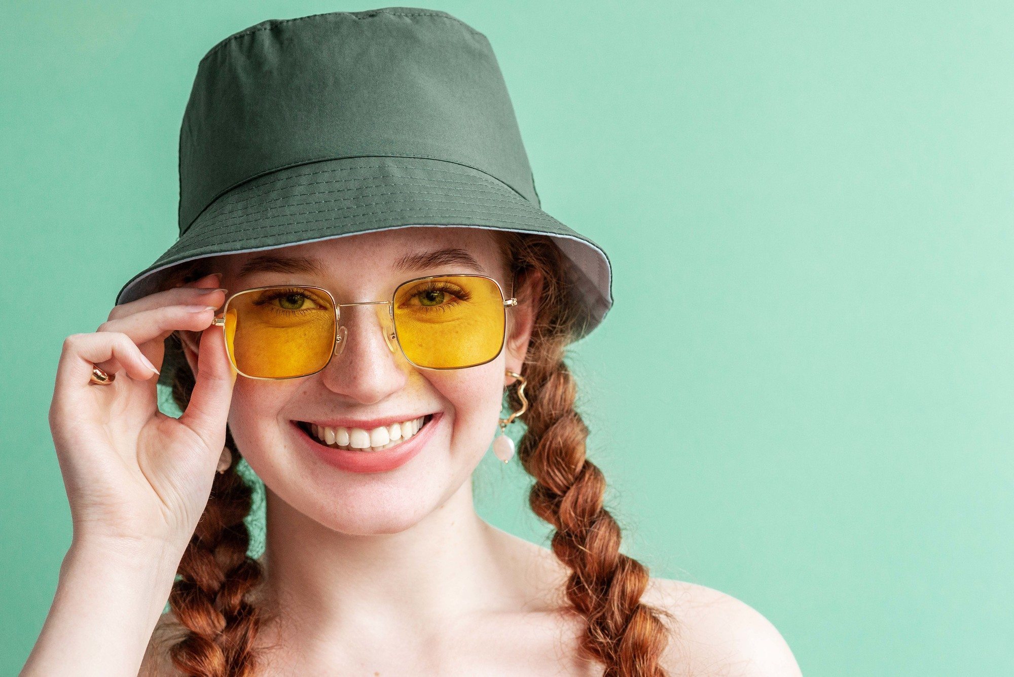 hair accessories: Happy smiling fashionable woman wearing yellow square sunglasses