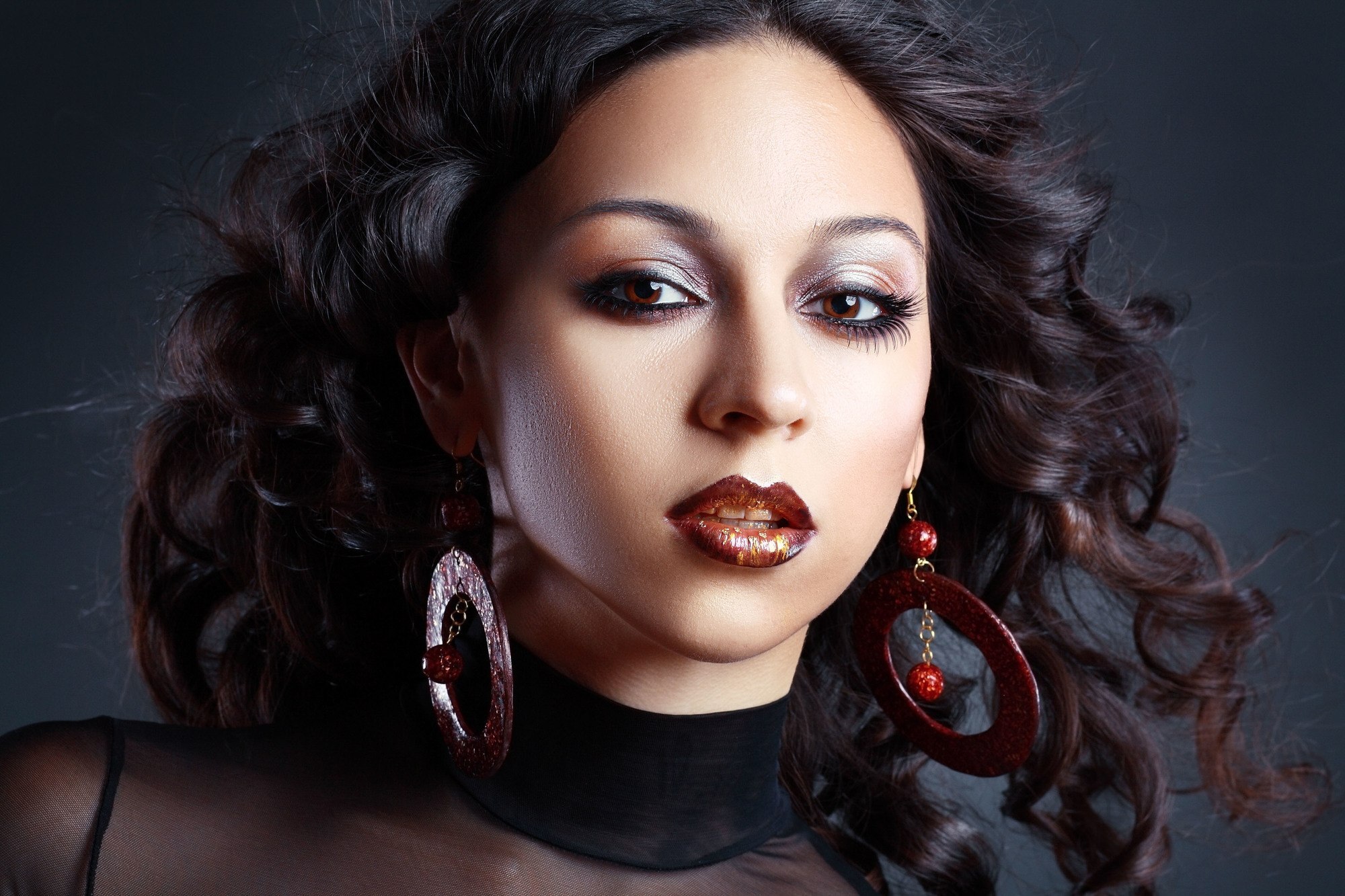 NYE hairstyles: woman with curls