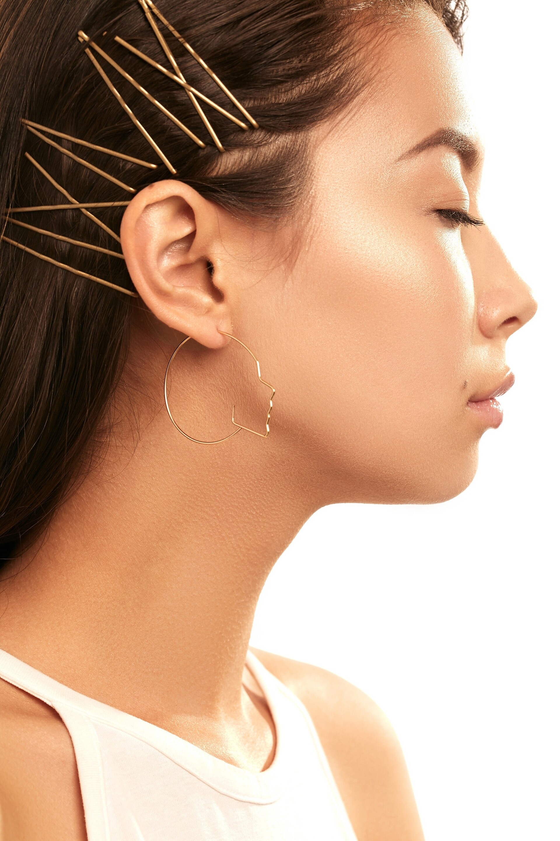 bobby pins hairstyle criss crossed on the side of hair
