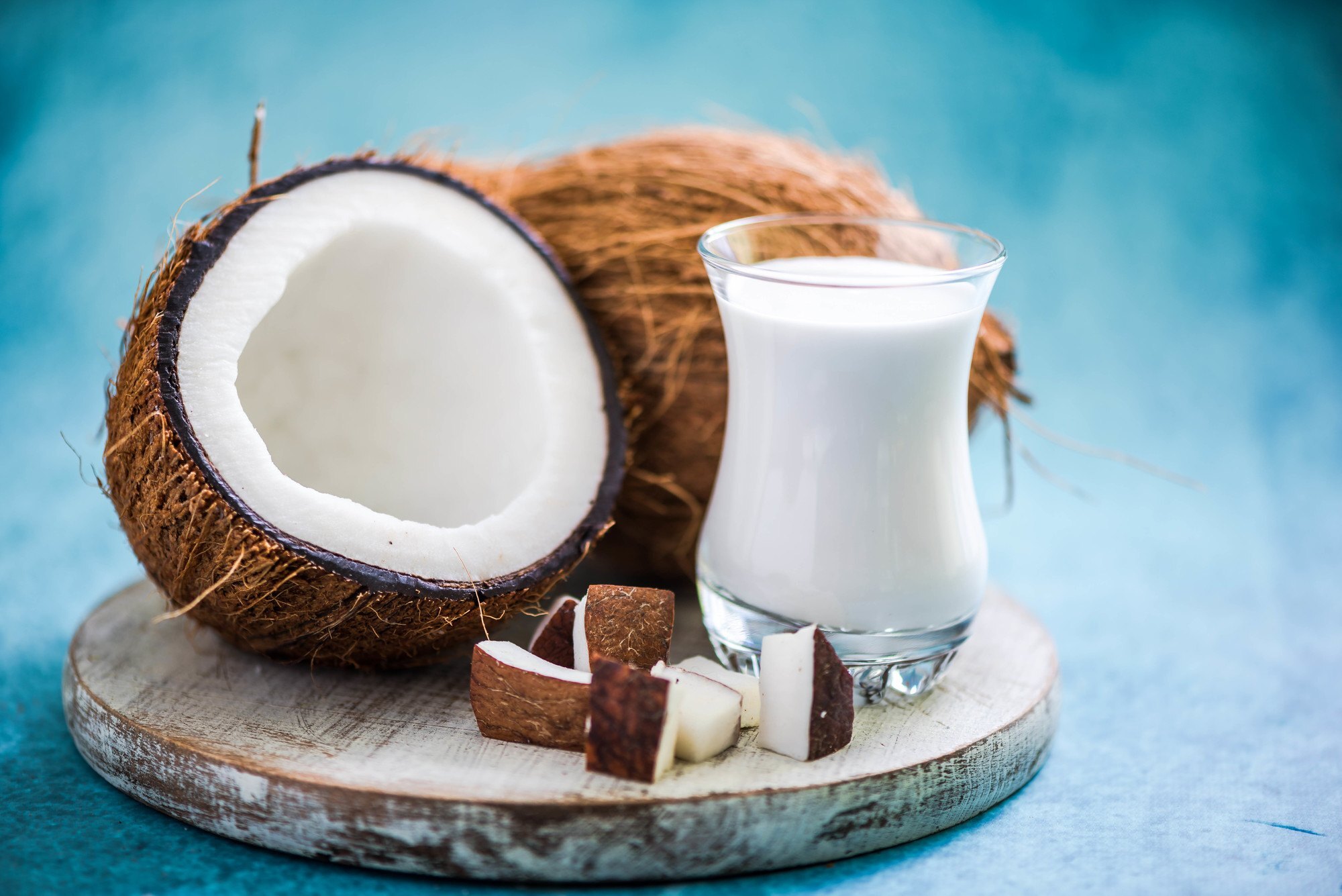 hydrate your hair: broken coconut with a glass of coconut milk