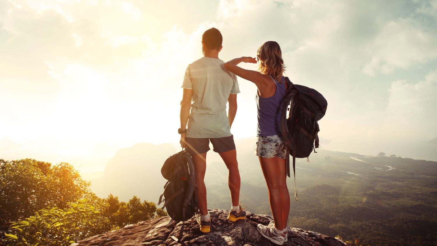 Couple on a hike with no sign of sudden body odor 