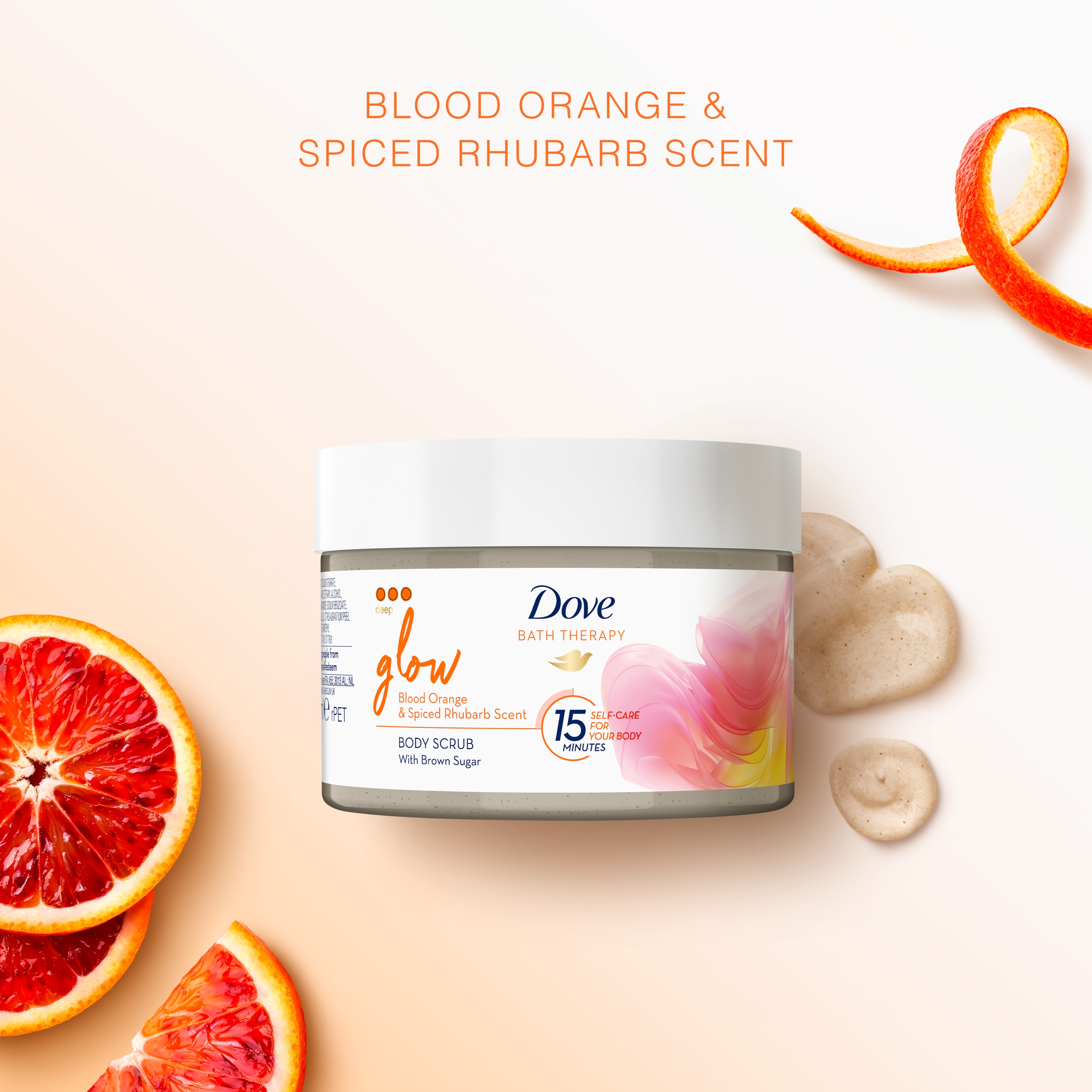 Dove Bath Therapy Glow Exfoliating Scrub with brown sugar and a blood orange & spiced rhubarb scent Body Scrub for 15 minutes of self care for your body 295 ml packshot