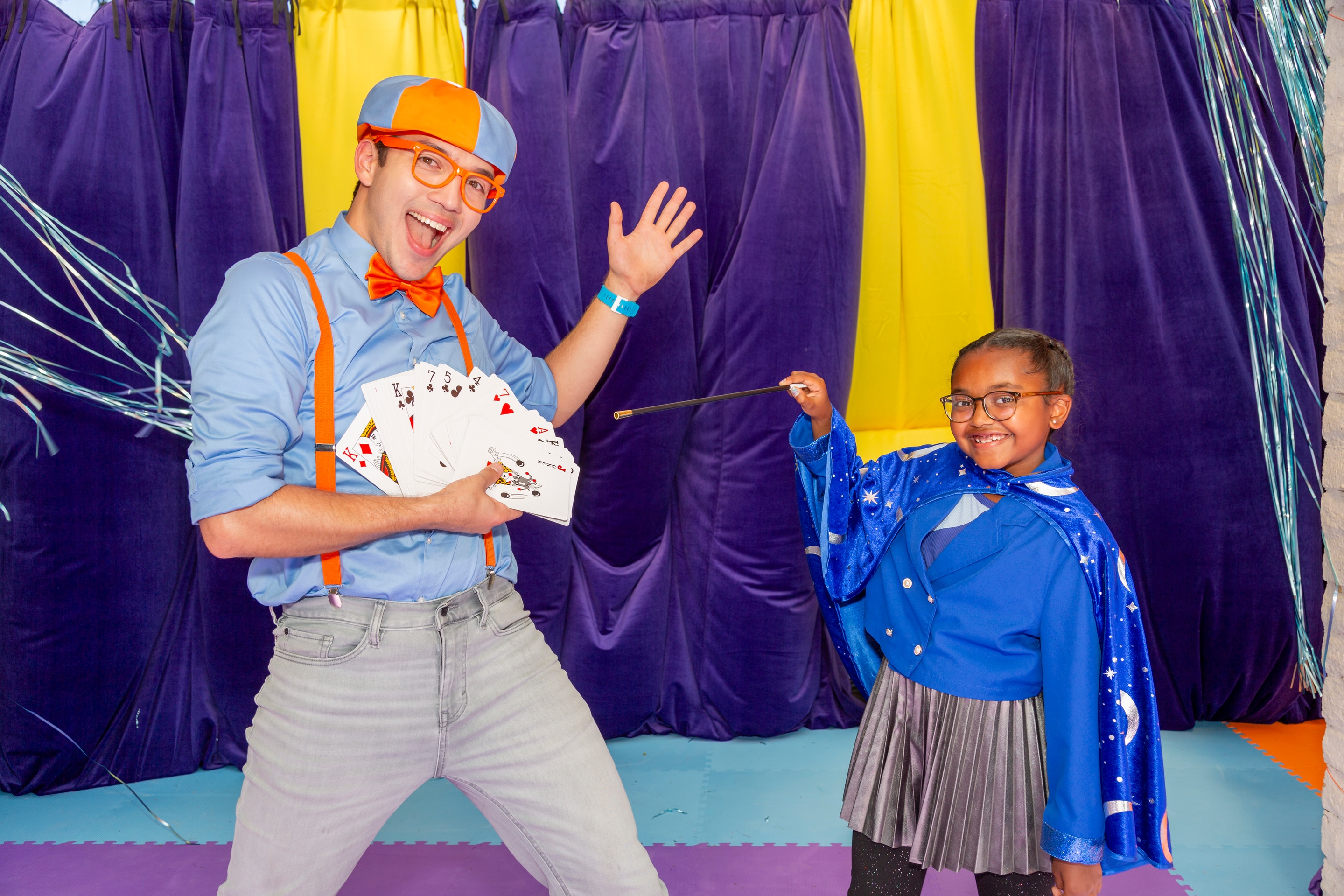 Blippi-Figur mit einem Kind, das einen Zaubertrick vorführt