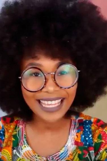 Mulher com cabelo afro