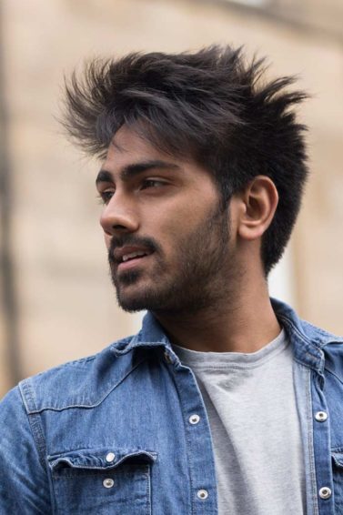 modelo com cabelo preto liso ilustrando a matéria sobre alimentos para crescer o cabelo masculino