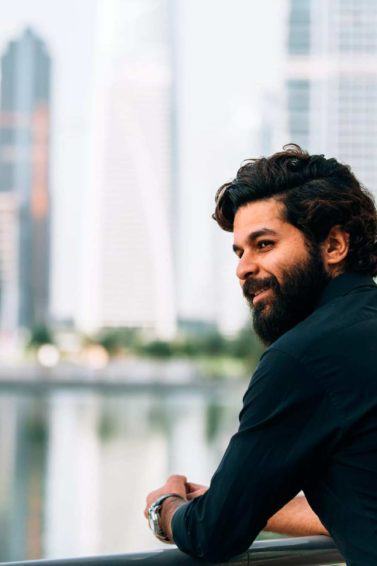 modelo com cabelo liso preto ilustrando a matéria sobre alinhamento térmico masculino
