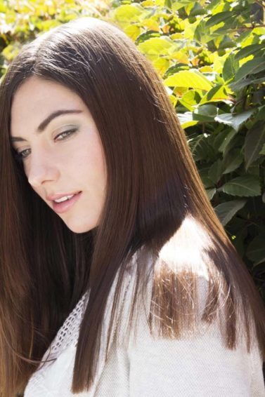 modelo com cabelo liso ilustrando a matéria sobre alisar o cabelo com secador