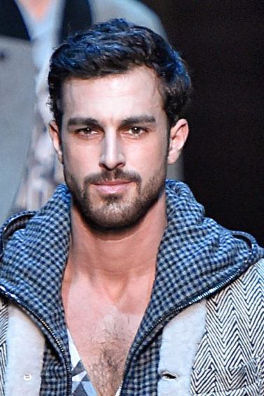 modelo com cabelo preto e barba para ilustrar a matéria sobre aplicativo de barbearia