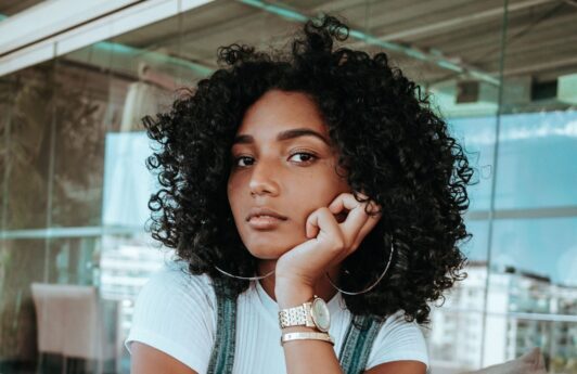 Conheça os benefícios do botox capilar para os cabelos cacheados