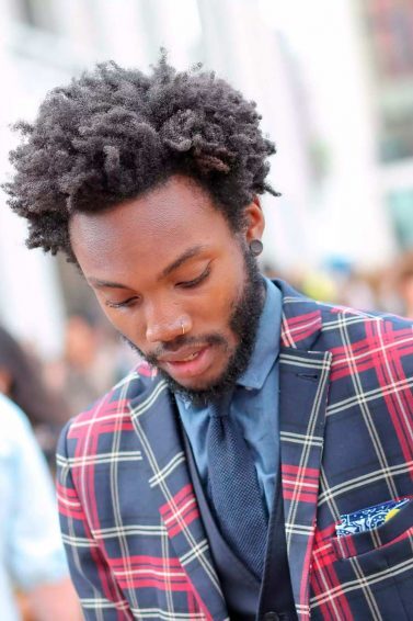 Homem com cabelo afro curto castanho escuro