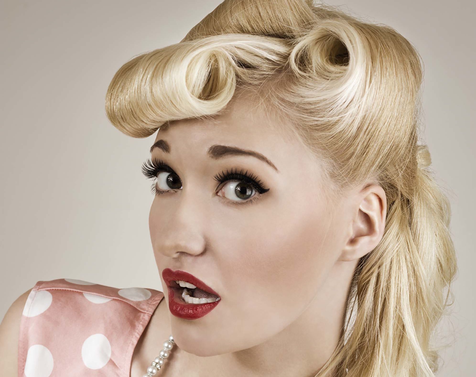 4 penteados de cabelo anos 40 fáceis de fazer