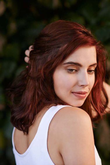 modelo com cabelo castanho vermelho
