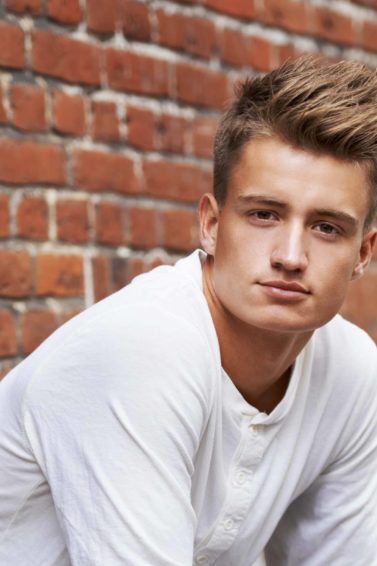 modelo com cabelo danificado masculino