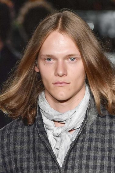 Homem de cabelos compridos e loiros para a matéria sobre cabelo de rockeiro