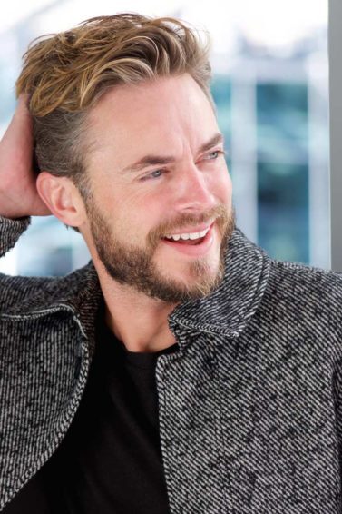 modelo com cabelo masculino com efeito praia