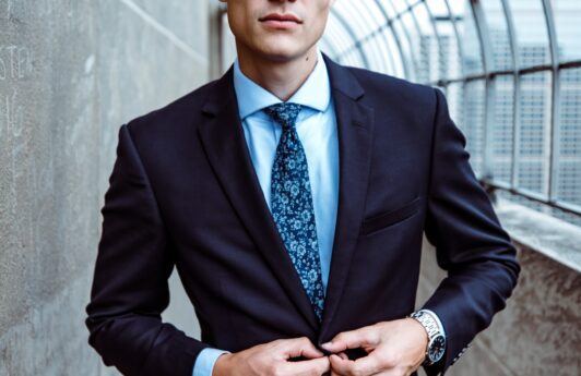 Cabelo efeito molhado masculino: aprenda como fazer esse penteado fácil