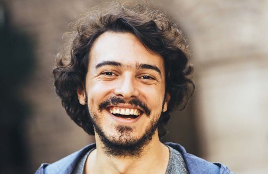 Aprenda como ondular o cabelo masculino com estes truques fáceis