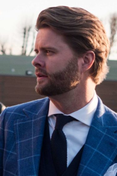 Dois homens usam cabelo repartido para homem