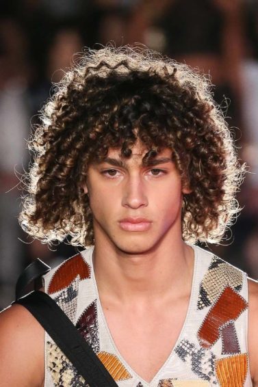 modelo usando um dos cabelos masculinos 2018