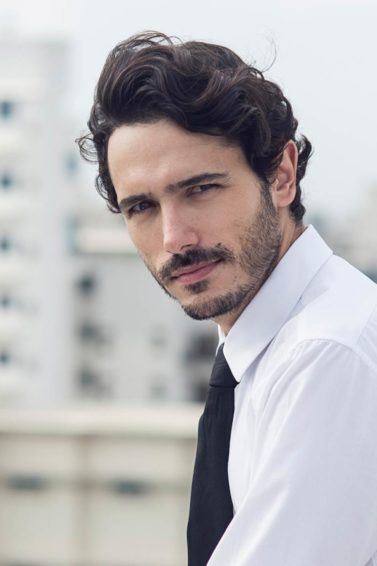 modelo com cabelo preto ilustrando a matéria sobre capacete que faz o cabelo crescer