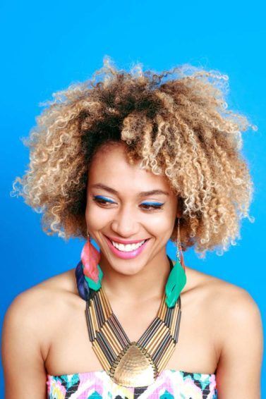 modelo com cabelo crespo e colorido: colorir o cabelo depois da transição capilar