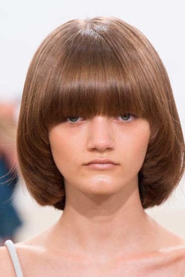 modelo com corte bob arredondado com franja reta