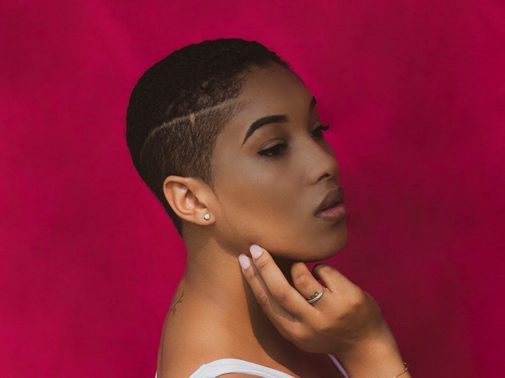 mulher com corte pixie cut cacheado no cabelo