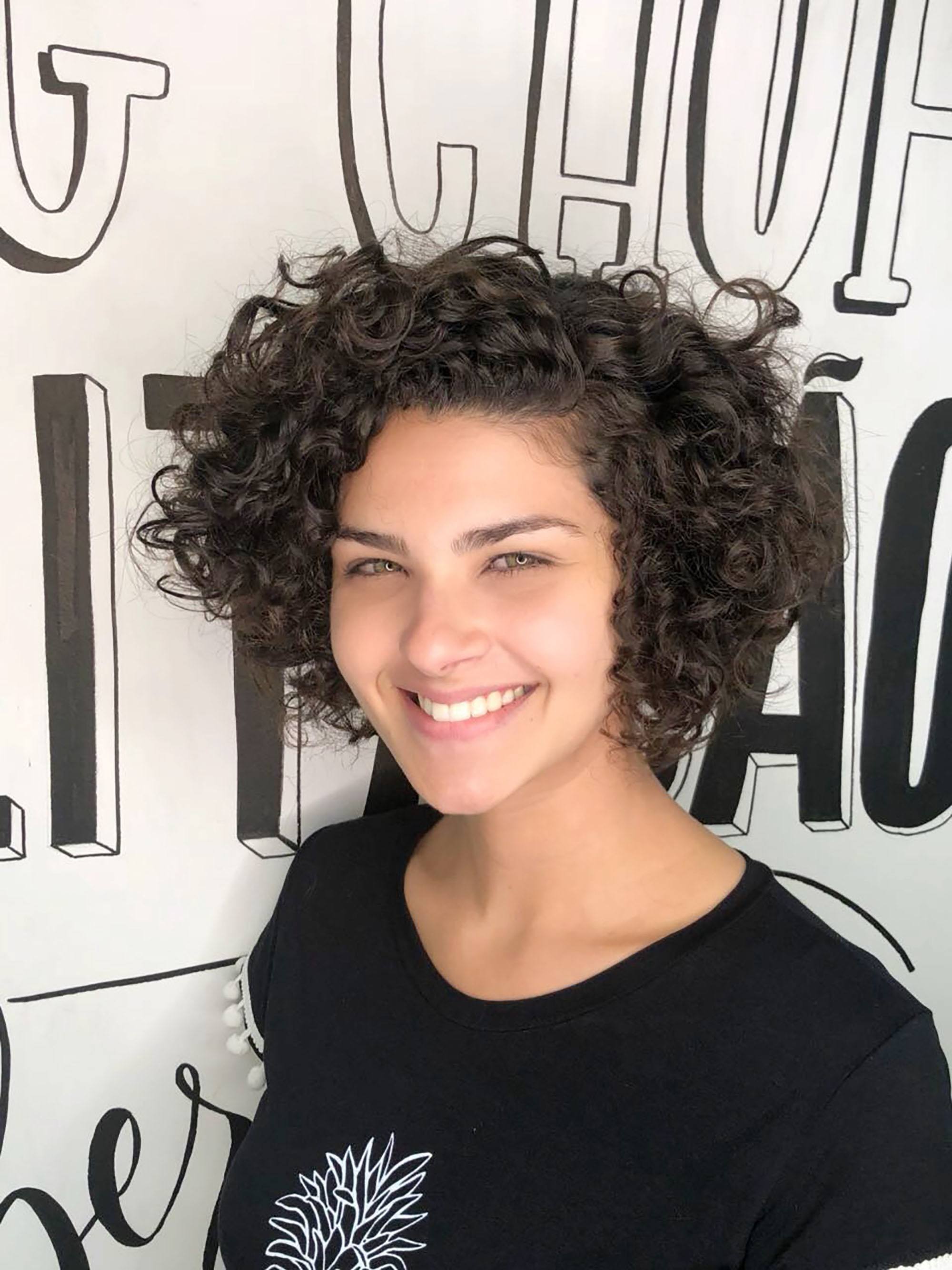 Gabi Vasconcellos com um dos cortes curtos para cabelos cacheados
