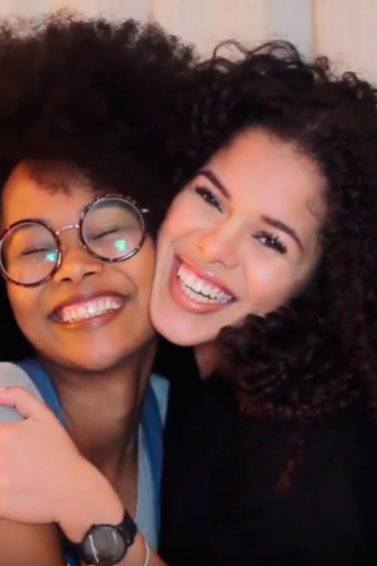duas modelos ilustram a matéria sobre o Dia da Consciência Negra