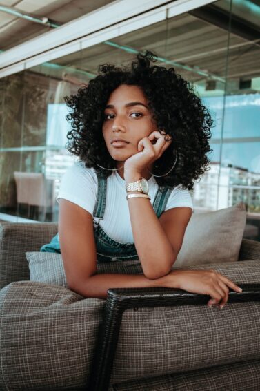 mulher com cabelo cacheado medio