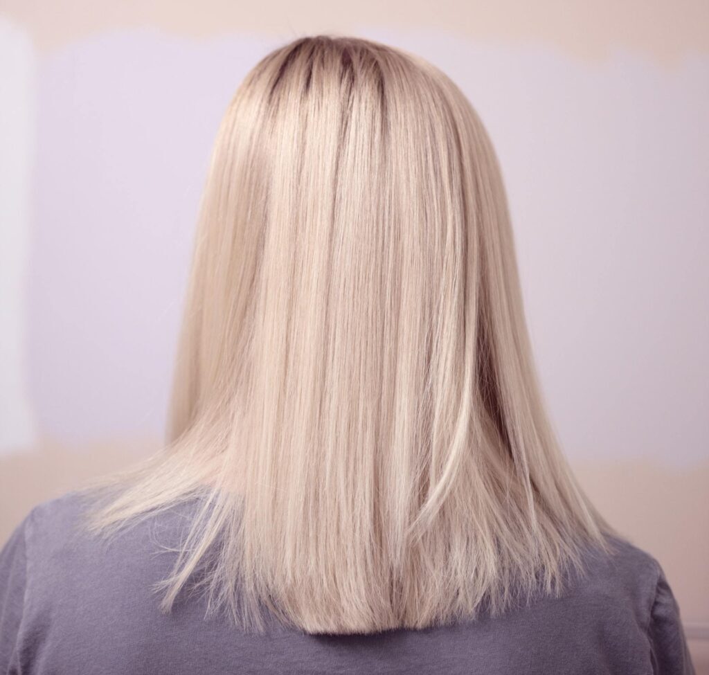 Mulher com cabelo liso loiro com botox