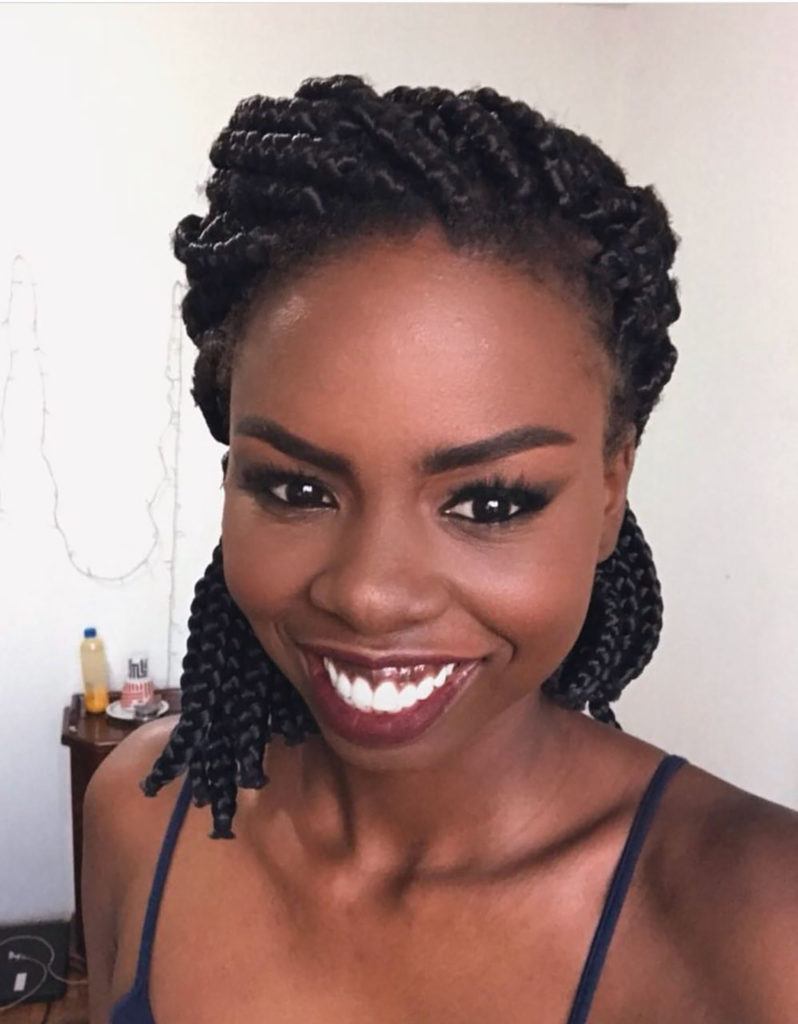 Gabi Oliveira com box braids no cabelo crespo
