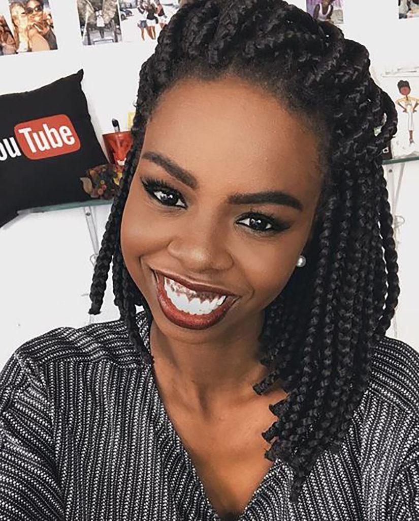 Gabi Oliveira com box braids no cabelo crespo