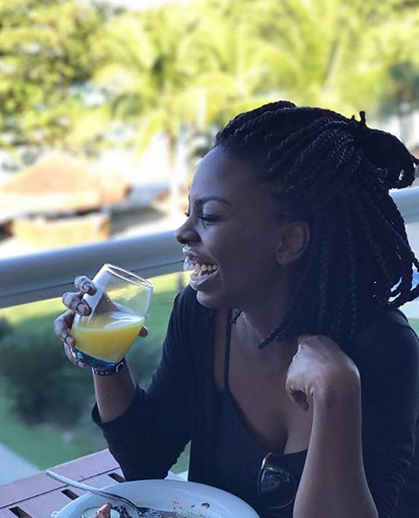 Gabi Oliveira com box braids no cabelo crespo