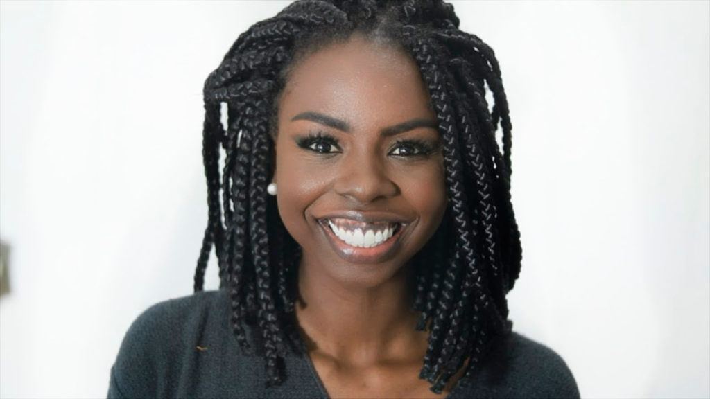 Gabi Oliveira com box braids no cabelo crespo