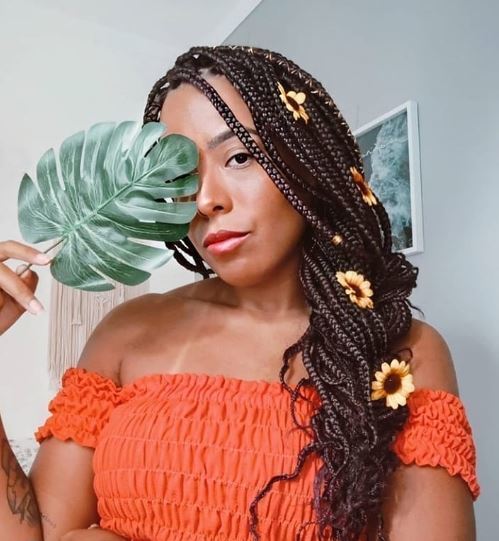 Mulher com box braids no cabelo longo