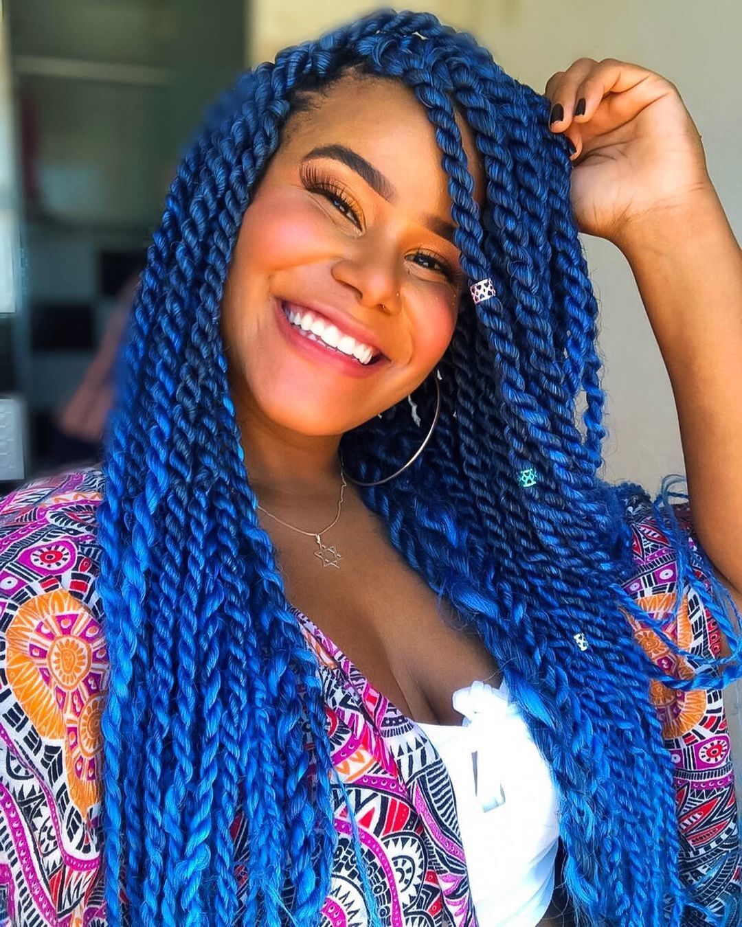 Mulher com box braids azuis no cabelo