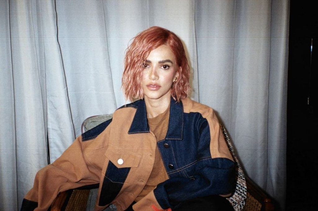 Cabelo rosa pêssego curto ondulado
