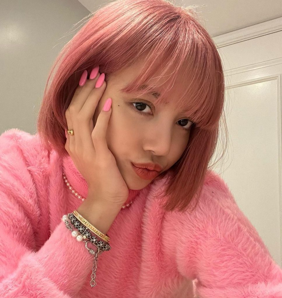 Cabelo rosa curto com franja Lisa blackpink