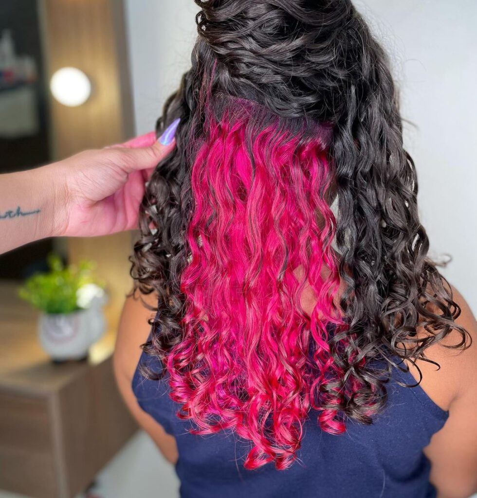 mulher com cabelo roa na nuca