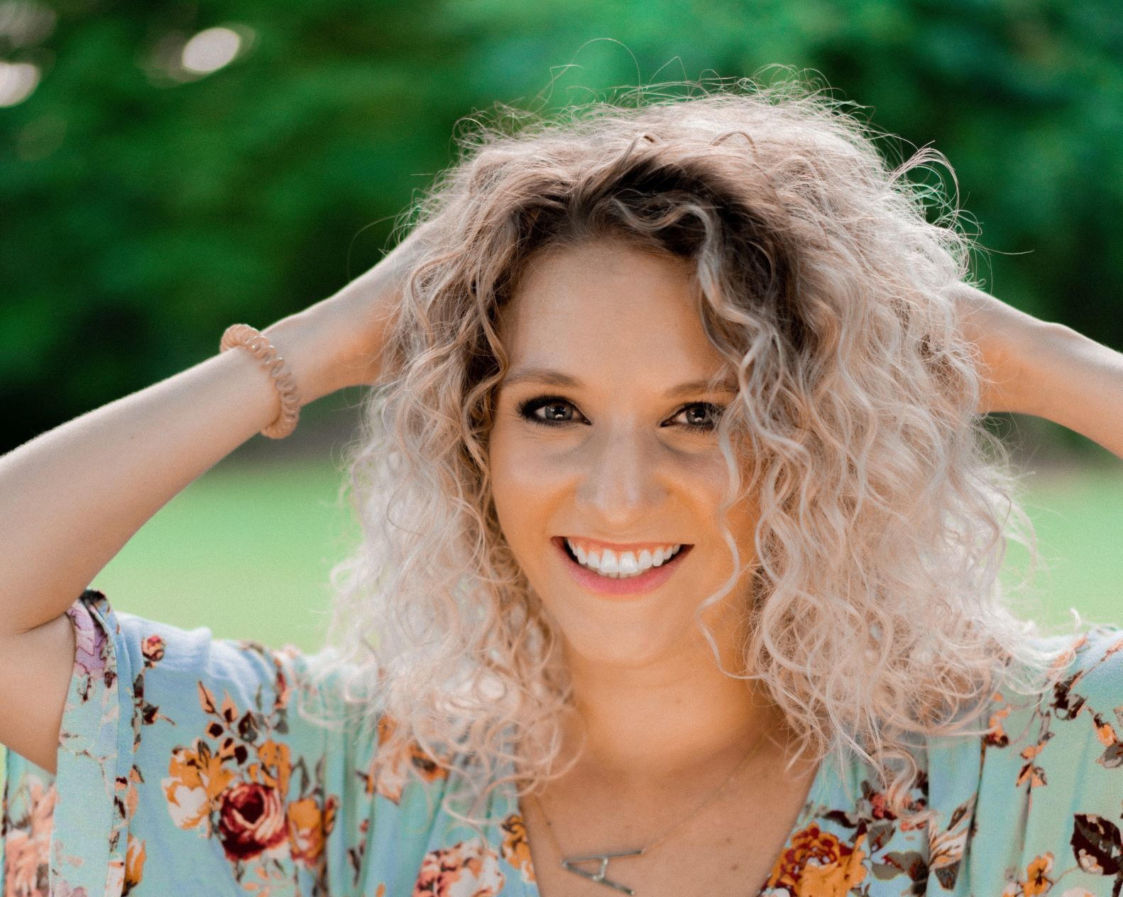 Tudo o que você precisa para ter um cabelo cacheado platinado lindo!