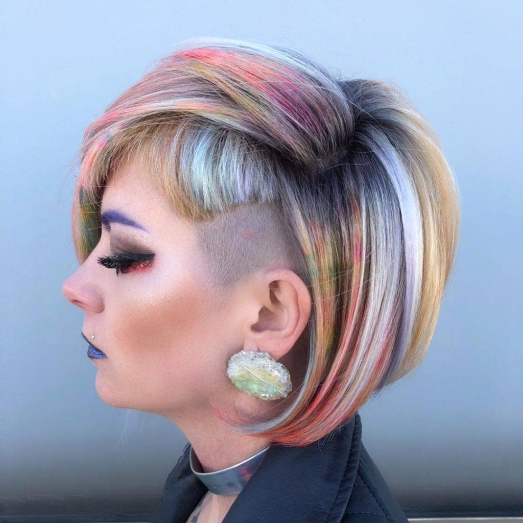 Mulher com cabelo colorido marmorizado
