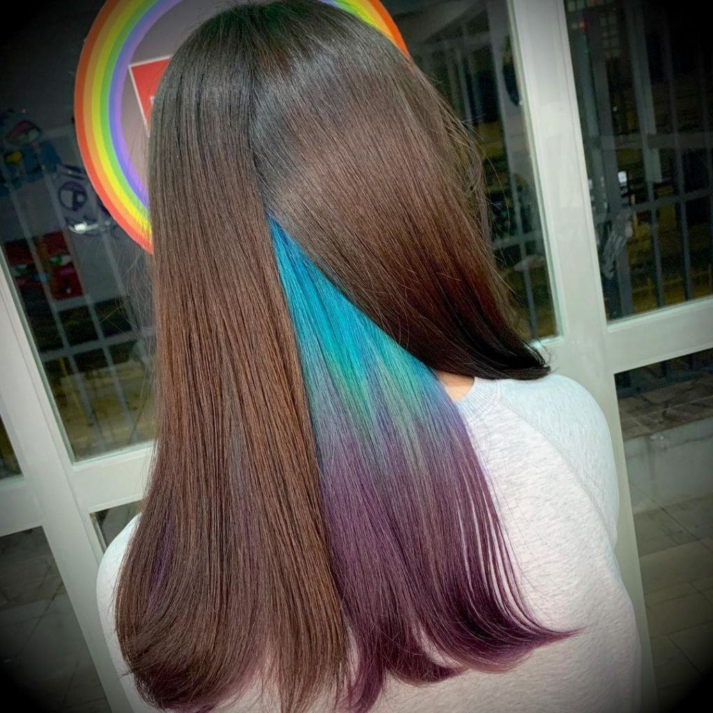 Cabelo longo colorido atrás com azul e roxo