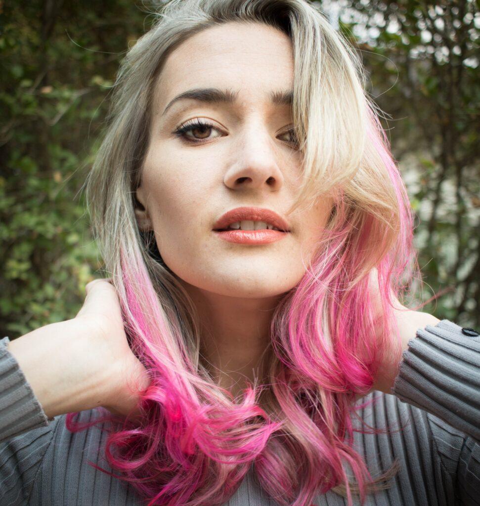 mulher com cabelo tingido de rosa nas pontas