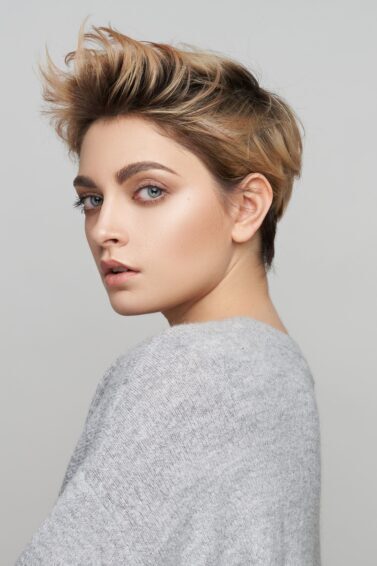 mulher com cabelo curto