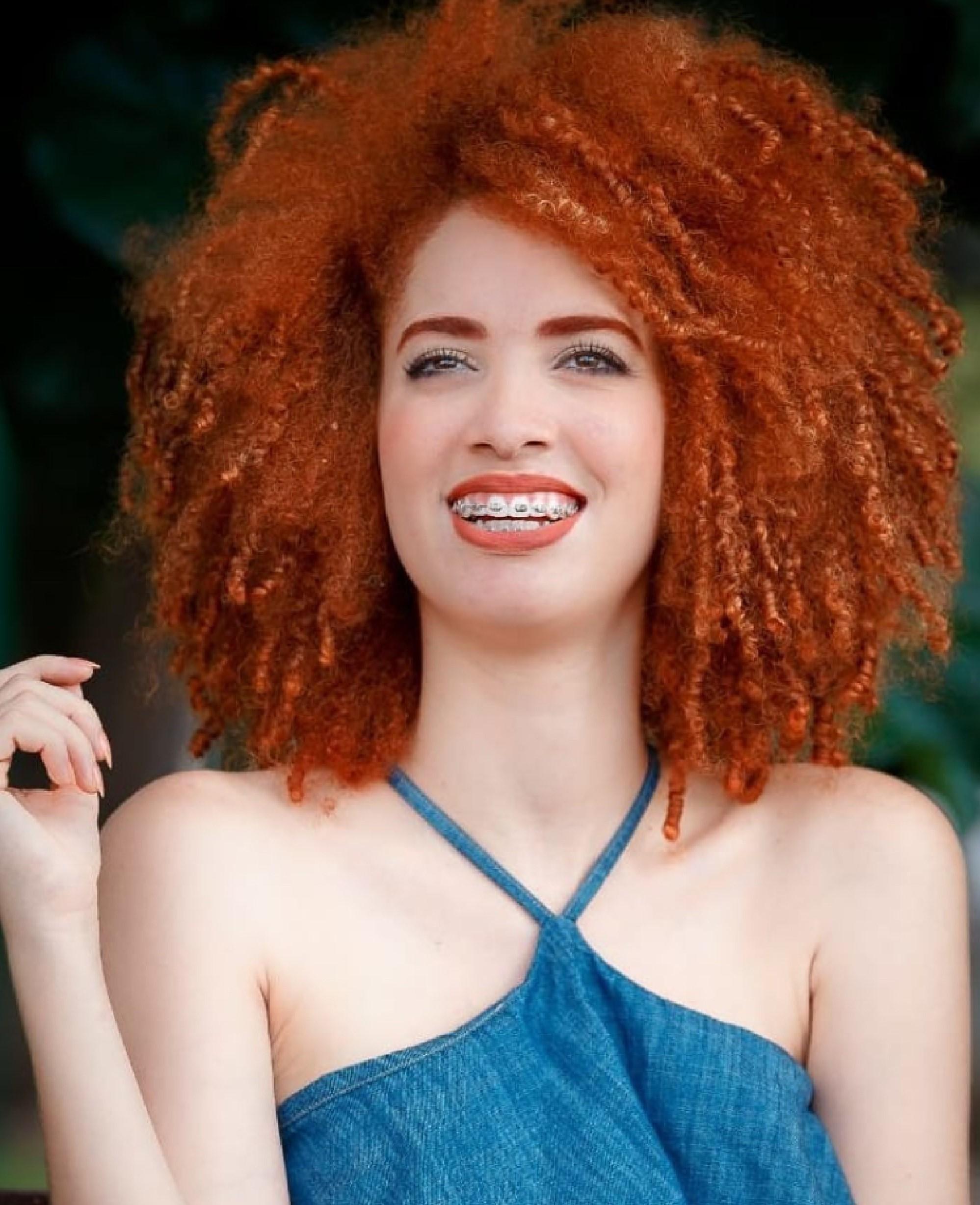 Cabelo crespo ruivo