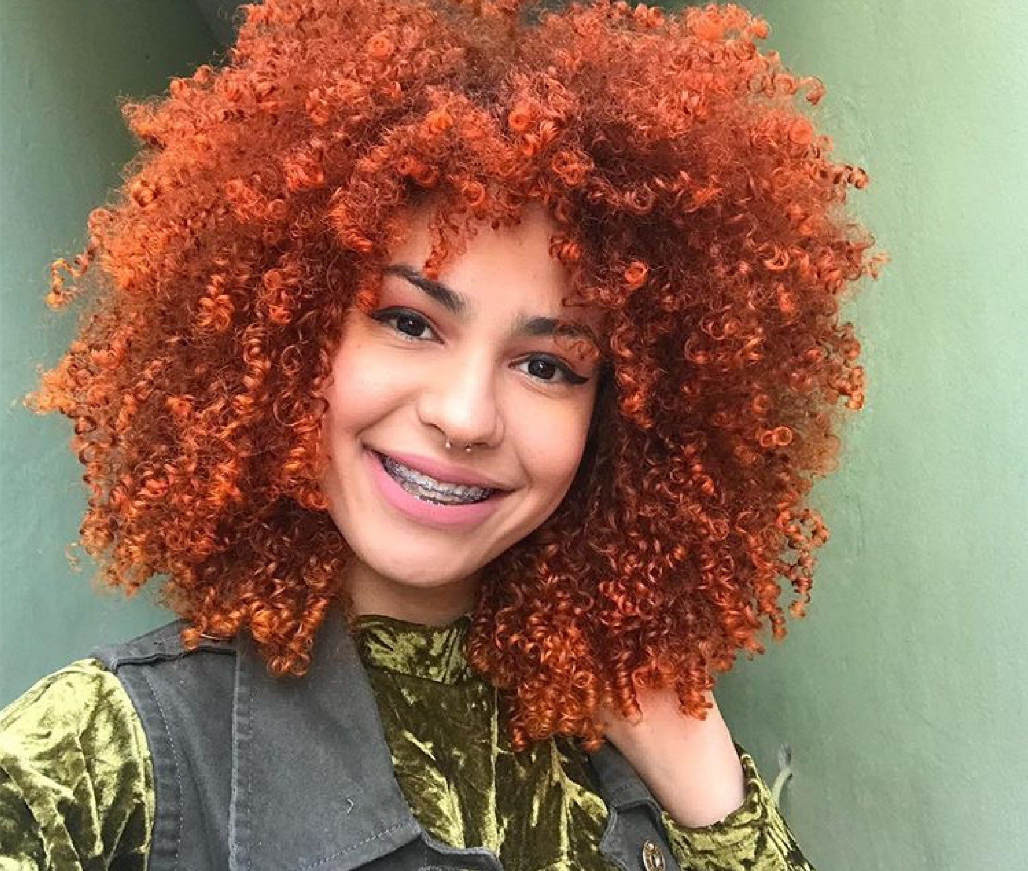 Cabelo crespo ruivo