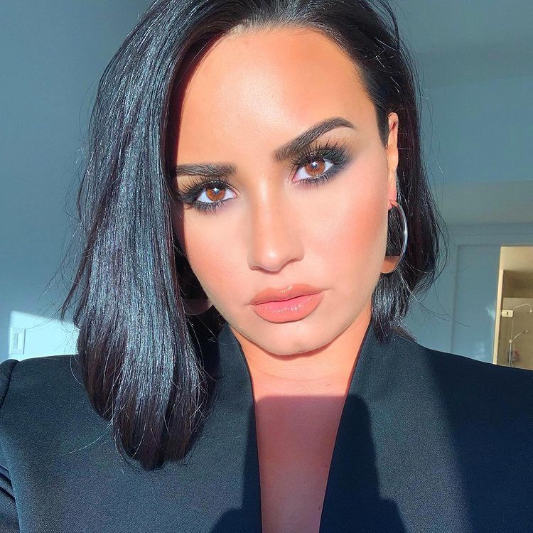 Demi Lovato com cabelo curto para rosto redondo