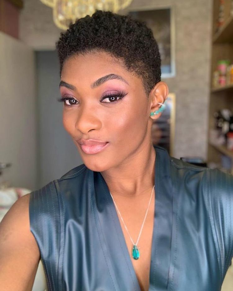 Erika Januza com cabelo curto para rosto triangular