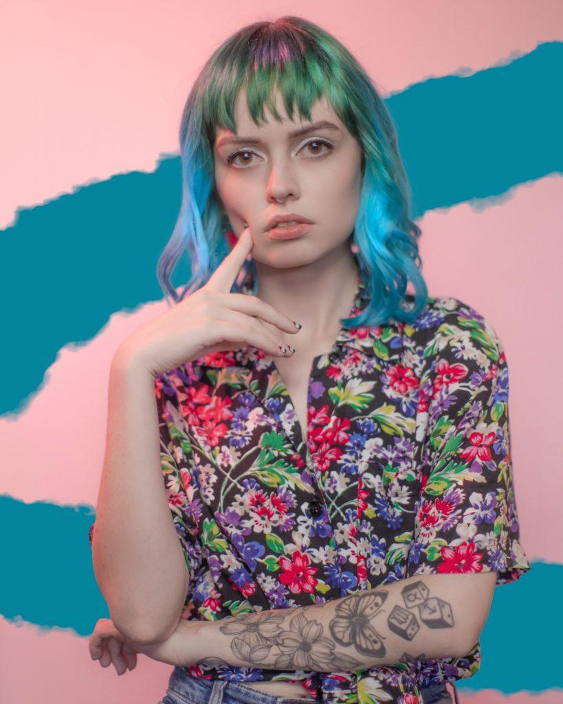 mulher com cabelo medio com franja azul e verde